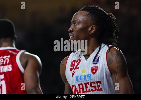 Varese, Italien. 08. April 2023. Jaron Johnson #92 von Pallacanestro Varese OpenJobMetis während der LBA Lega Basket gesehen Ein reguläres Saisonspiel von 2022/23 zwischen Pallacanestro Varese OpenJobMetis und Unahotels Reggio Emilia in Palasport Lino Oldrini. Endstand: Varese 81:85 Reggiana. Kredit: SOPA Images Limited/Alamy Live News Stockfoto