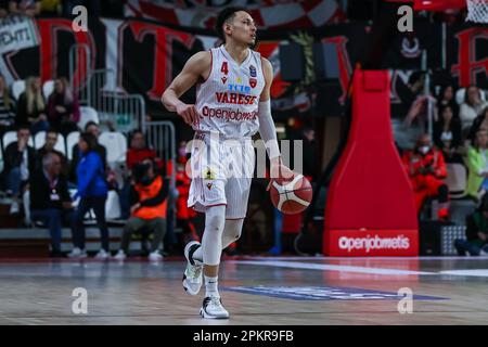 Varese, Italien. 08. April 2023. Colbey Ross #4 von Pallacanestro Varese OpenJobMetis in Aktion während der LBA Lega Basket Ein reguläres Saisonspiel 2022/23 zwischen Pallacanestro Varese OpenJobMetis und Unahotels Reggio Emilia in Palasport Lino Oldrini. Endstand: Varese 81:85 Reggiana. Kredit: SOPA Images Limited/Alamy Live News Stockfoto