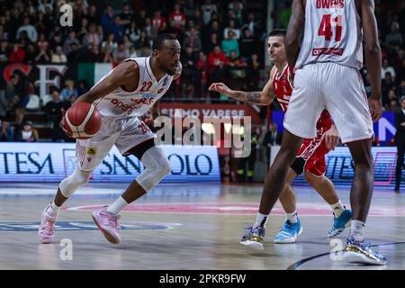 Varese, Italien. 08. April 2023. Markel Brown #22 von Pallacanestro Varese OpenJobMetis in Aktion während der LBA Lega Basket Ein reguläres Saisonspiel 2022/23 zwischen Pallacanestro Varese OpenJobMetis und Unahotels Reggio Emilia in Palasport Lino Oldrini. Endstand: Varese 81:85 Reggiana. Kredit: SOPA Images Limited/Alamy Live News Stockfoto