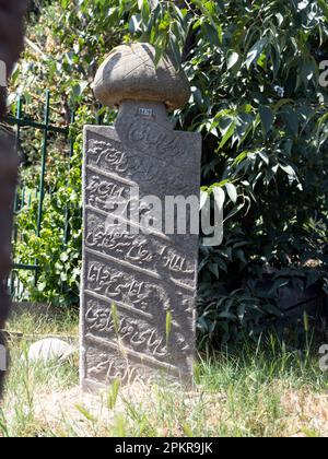 Historische Grabsteine mit osmanischer türkischer Schrift auf den ältesten Friedhöfen in Istanbul Stockfoto