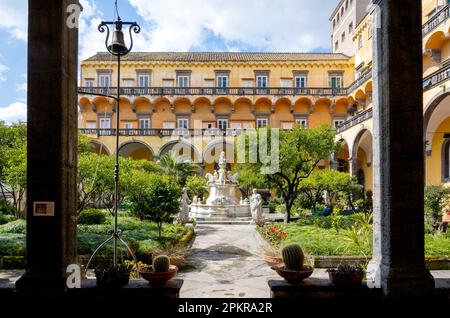 Italien, Neapel, Via S. Gregorio Armeno, Kloster San Gregorio Armeno, Grosser Kreuzgang mit marmornem Brunnen aus dem 17. Jahrhundert von Bottiglieri Stockfoto