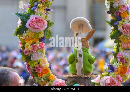 New York City, Usa. 9. April 2023. Der Osterhasen wird am Ostersonntag am 9. April 2023 in New York City bei der jährlichen Osterparade und dem Bonnet Festival entlang der Fifth Avenue gezeigt. Kredit: Ryan Rahman/Alamy Live News Stockfoto