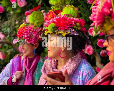 New York City, Usa. 9. April 2023. Ein Teilnehmer trägt am Ostersonntag am 9. April 2023 in New York City bei der jährlichen Osterparade und dem Bonnet Festival entlang der Fifth Avenue einen Hut mit Blumenmotiv. Kredit: Ryan Rahman/Alamy Live News Stockfoto