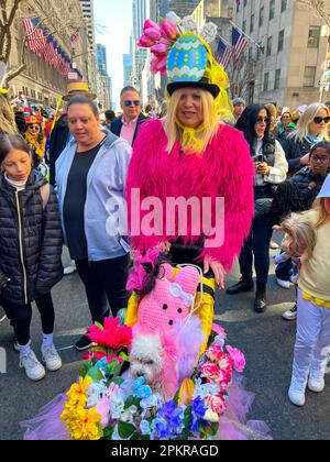 New York City, Usa. 9. April 2023. Ein Teilnehmer mit seinem Hund an der jährlichen Osterparade und dem Bonnet Festival entlang der Fifth Avenue am Ostersonntag am 9. April 2023 in New York City. Kredit: Ryan Rahman/Alamy Live News Stockfoto