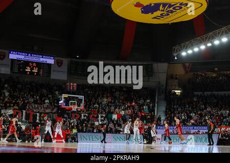 Varese, Italien. 08. April 2023. Innenansicht des Palasport Lino Oldrini während des LBA Lega Basket Ein 2022/23-jähriges reguläres Saisonspiel zwischen Pallacanestro Varese OpenJobMetis und Unahotels Reggio Emilia. Endstand: Varese 81:85 Reggiana. (Foto: Fabrizio Carabelli/SOPA Images/Sipa USA) Guthaben: SIPA USA/Alamy Live News Stockfoto