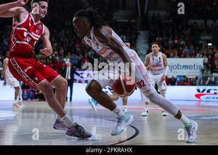 Varese, Italien. 08. April 2023. Jaron Johnson #92 von Pallacanestro Varese OpenJobMetis (R) in Aktion während der LBA Lega Basket Ein reguläres Saisonspiel 2022/23 zwischen Pallacanestro Varese OpenJobMetis und Unahotels Reggio Emilia in Palasport Lino Oldrini. Endstand: Varese 81:85 Reggiana. (Foto: Fabrizio Carabelli/SOPA Images/Sipa USA) Guthaben: SIPA USA/Alamy Live News Stockfoto