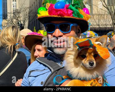 New York City, Usa. 9. April 2023. Ein Teilnehmer mit seinem Hund an der jährlichen Osterparade und dem Bonnet Festival entlang der Fifth Avenue am Ostersonntag am 9. April 2023 in New York City. Kredit: Ryan Rahman/Alamy Live News Stockfoto