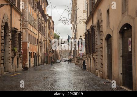 Via Giulia in Rom nach dem Regen Stockfoto