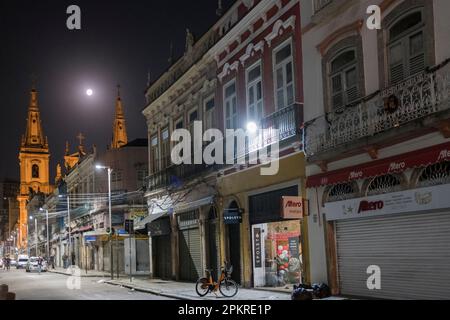 Erhaltene Sobrados, zwei oder mehr Stockwerke alte Häuser aus der Kolonial- und Kaiserzeit in Brasilien in der Rua Buenos Aires ( Buenos Aires Straße ) im Herzen der beliebten Handelsregion Saara in der Innenstadt von Rio de Janeiro, Brasilien. Stockfoto