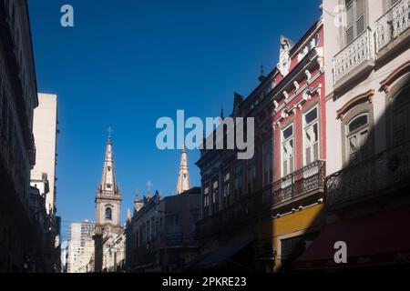 Erhaltene Sobrados, zwei oder mehr Stockwerke alte Häuser aus der Kolonial- und Kaiserzeit in Brasilien in der Rua Buenos Aires ( Buenos Aires Straße ) im Herzen der beliebten Handelsregion Saara in der Innenstadt von Rio de Janeiro, Brasilien. Stockfoto