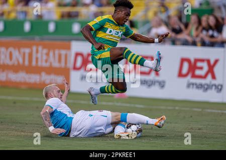 St. Petersburg, Florida: Der Verteidiger des Miami FC Callum Chapman-Page (5) rutscht in Angriff und versucht, den Ball vom Mittelfeldspieler Dayonn der Tampa Bay Rowdies wegzuwerfen Stockfoto