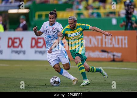 St. Petersburg, Florida: Der Mittelfeldspieler Florian Valot des Miami FC und der Stürmer Felix Schröter der Tampa Bay Rowdies (10) wetteifern während einer USL so um den Ballbesitz Stockfoto