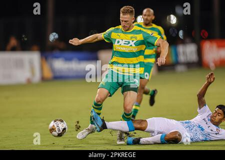 St. Petersburg, Florida: Der Verteidiger des Miami FC Moises Hernandez (6) greift den Mittelfeldspieler Connor Antley (2) der Tampa Bay Rowdies während eines USL-Fußballspiels Satu an Stockfoto