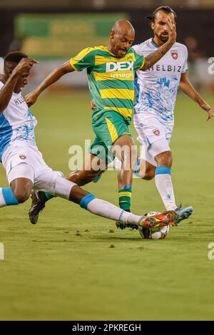 St. Petersburg, FL: Der Verteidiger des Miami FC Benjamin Ofeimu 22 Rutschattacken und Rutschfahrten auf dem Tampa Bay Rowdies Forward Ariel Martinez (30) während eines USL-Fußballs Stockfoto