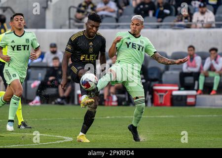 Der LAFC-Mittelfeldspieler José Cifuentes (20) und der Austin FC-Mittelfeldspieler Daniel Pereira (6) kämpfen während eines MLS-Spiels am Samstag, den 8. April 2023, um t um seinen Besitz Stockfoto