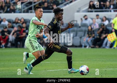 Der LAFC Forward Kwadwo Opoku (22) versucht, während eines MLS-Spiels am Samstag, den 8. April 2023, im BMO-Stadion am Mittelfeldspieler Owen Wolff (33) des FC Austin vorbeizukommen. Stockfoto