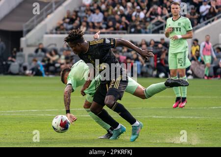 Der LAFC Forward Kwadwo Opoku (22) trifft Austin FC Mittelfeldspieler Emiliano Rigoni (7) während eines MLS-Spiels am Samstag, den 8. April 2023, im BMO-Stadion in Los Angeles Stockfoto