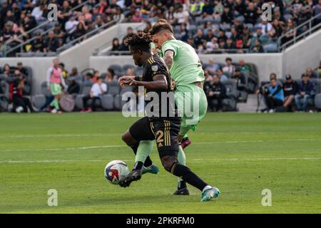 Der LAFC Forward Kwadwo Opoku (22) trifft Austin FC Mittelfeldspieler Emiliano Rigoni (7) während eines MLS-Spiels am Samstag, den 8. April 2023, im BMO-Stadion in Los Angeles Stockfoto