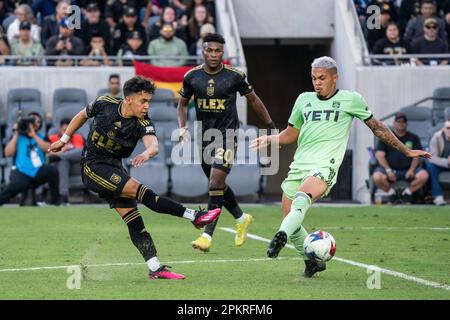 Der LAFC-Verteidiger Erik Dueñas (18) schießt während eines MLS-Spiels am Samstag, den 8. April 2023, in der BMO Street gegen den Mittelfeldspieler Daniel Pereira (6) des Austin FC Stockfoto