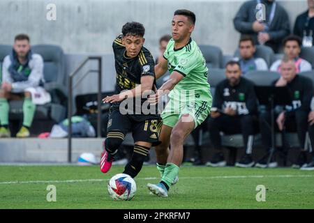 Der LAFC-Verteidiger Erik Dueñas (18) kommt während eines MLS-Spiels am Samstag, den 8. April 2023, im BMO-Stadion in Los vorbei am Mittelfeldspieler Owen Wolff (33) des FC Austin Stockfoto