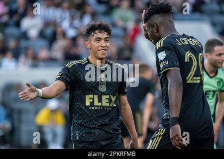 Der LAFC-Verteidiger Erik Dueñas (18) feiert mit dem Mittelfeldspieler José Cifuentes (20) während eines MLS-Spiels gegen den Austin FC am Samstag, den 8. April 2023, um th Stockfoto