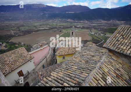 Die Dächer des kleinen Dorfes und das umliegende Tal vom Gipfel der Piccolomini-Burg in Capestrano (AQ) - Abruzzen Stockfoto