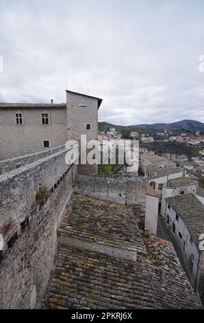 Die Dächer des kleinen Dorfes und das umliegende Tal vom Gipfel der Piccolomini-Burg in Capestrano (AQ) - Abruzzen Stockfoto