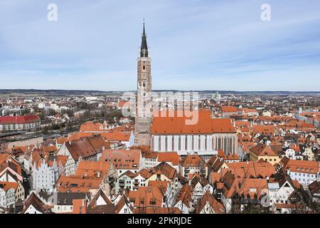 Stadtbild Landshut in Niederbayern. Stadtzentrum mit St. Martins Kirche. Stockfoto