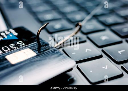 Die Kreditkarte auf dem Haken aus der Nähe. Phishing, Datendiebstahl Stockfoto