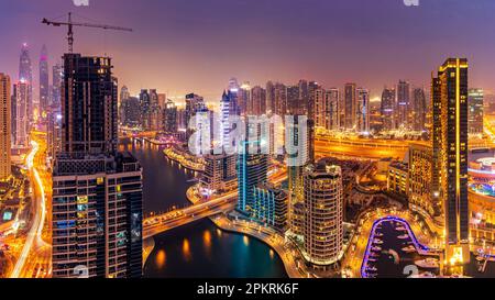 Panoramablick auf die Skyline der Dubai Marina mit Blick auf die Stadt. Stockfoto
