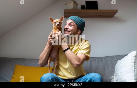 Hundespielzeugterrier und sein Besitzer zusammen zu Hause Stockfoto