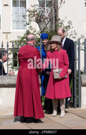 Windsor, Berkshire, Großbritannien. 9. April 2023. Sophie, die Herzogin von Edinburgh, unterhält sich mit David Conner, dem Toten von Windsor, nachdem sie an der Ostersonntagmorgen-Messe in der St. George's Chapel im Schloss Windsor teilgenommen hat. Kredit: Maureen McLean/Alamy Live News Stockfoto