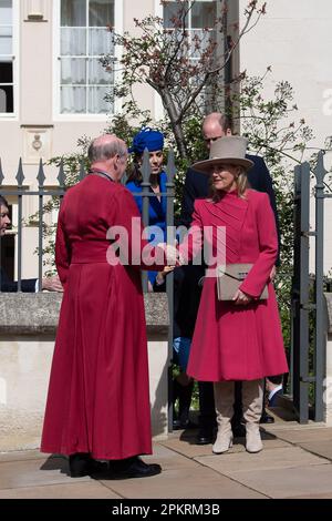 Windsor, Berkshire, Großbritannien. 9. April 2023. Sophie, die Herzogin von Edinburgh, unterhält sich mit David Conner, dem Toten von Windsor, nachdem sie an der Ostersonntagmorgen-Messe in der St. George's Chapel im Schloss Windsor teilgenommen hat. Kredit: Maureen McLean/Alamy Live News Stockfoto