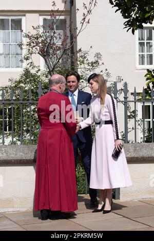 Windsor, Berkshire, Großbritannien. 9. April 2023. Prinzessin Beatrice mit ihrem Mann Edoardo Mozzi, nachdem sie am Ostersonntagmorgen an der St. George's Chapel im Schloss Windsor teilgenommen hat. Kredit: Maureen McLean/Alamy Live News Stockfoto