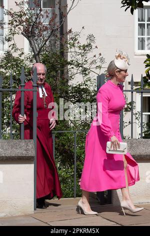 Windsor, Berkshire, Großbritannien. 9. April 2023. Zara Tindall nach der Teilnahme an der Ostersonntagmorgen-Messe in der St. George's Chapel im Windsor Castle. Kredit: Maureen McLean/Alamy Live News Stockfoto