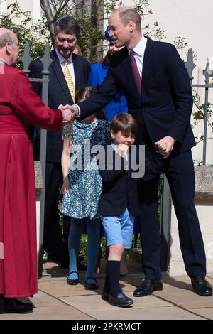 Windsor, Berkshire, Großbritannien. 9. April 2023. Der Prinz von Wales und seine Familie, nachdem sie am Ostersonntagmorgen an der St. George's Chapel in Windsor Castle teilgenommen haben. Kredit: Maureen McLean/Alamy Live News Stockfoto
