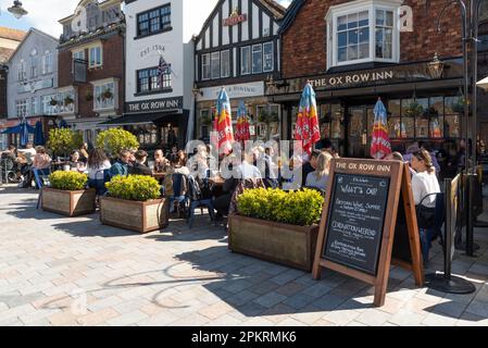 Salisbury, Wiltshire, England, Großbritannien. 2023 Uhr. Gäste genießen den Frühlingssonnenschein vor einem Pub am Marktplatz, Salisbury. Stockfoto