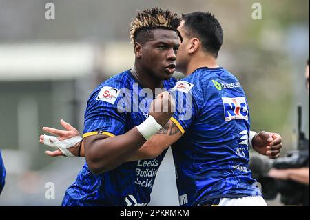 Leeds, Großbritannien. 09. April 2023. Justin Sangare #17 von Leeds Rhinos und Zane Tetevano #10 von Leeds Rhinos in der Aufwärmphase vor dem Spiel während des Spiels der Betfred Super League Runde 8 Leeds Rhinos vs Huddersfield Giants im Headingley Stadium, Leeds, Großbritannien, 9. April 2023 (Foto von Mark Cosgrove/News Images) in Leeds, Vereinigtes Königreich am 4/9/2023. (Foto: Mark Cosgrove/News Images/Sipa USA) Guthaben: SIPA USA/Alamy Live News Stockfoto