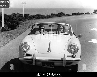 JACQUELINE BISSET fährt STEVE McQueen in Gelb 1964 Porsche 356 Cabriolet in BULLITT 1968 Regisseur PETER YATES Roman Robert L. Pike Musik Lalo Schifrin Solar Productions/Warner Bros - Sieben Kunst Stockfoto