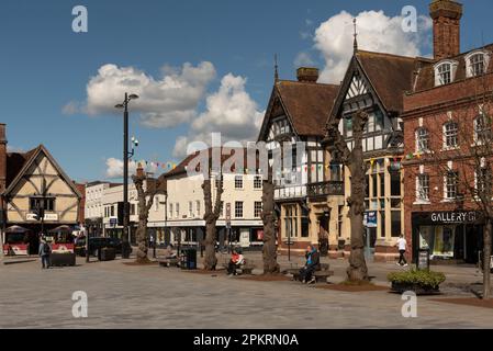 Salisbury, Wiltshire, England, Großbritannien. 2023. Menschen gehen auf dem Market Place im Stadtzentrum, umgeben von historischen Gebäuden, Geschäften und Büros. Stockfoto