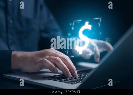 Nahaufnahme der Hände eines Geschäftsmannes, der einen Laptop mit Dollarzeichen benutzt Stockfoto