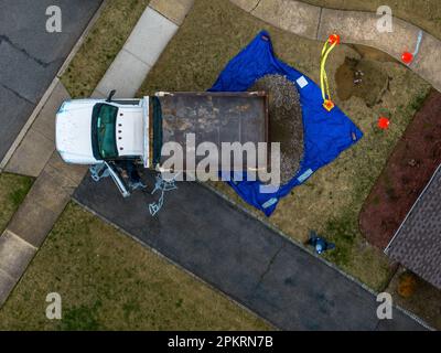 Luftaufnahme einer Baustelle, auf der Erde von einem Lkw in einen Hof geladen wird Stockfoto