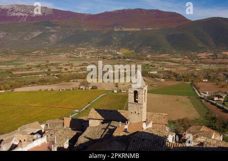 Die Dächer des kleinen Dorfes und das umliegende Tal vom Gipfel der Piccolomini-Burg in Capestrano (AQ) - Abruzzen Stockfoto