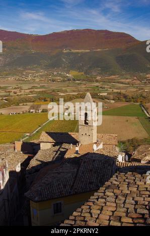Die Dächer des kleinen Dorfes und das umliegende Tal vom Gipfel der Piccolomini-Burg in Capestrano (AQ) - Abruzzen Stockfoto