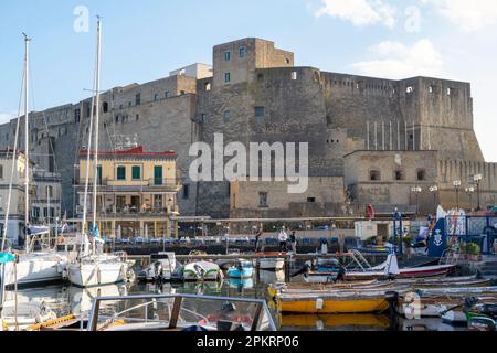 Italien, Neapel, Blick über den Hafen Porticciolo Santa Lucia auf die Hafenfestung Castel dell'Ovo Stockfoto