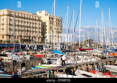 Italien, Neapel, Blick über den Hafen Porticciolo Santa Lucia auf die beiden Hotels 'Grand Hotel Saint Lucia' und 'Eurostars Hotel Excelsior' Stockfoto