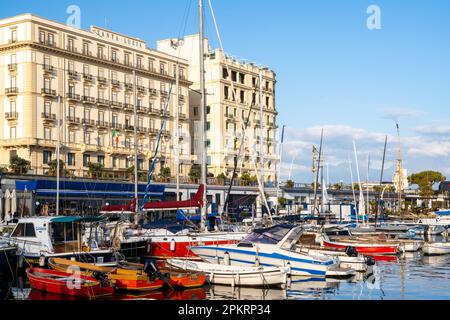 Italien, Neapel, Blick über den Hafen Porticciolo Santa Lucia auf die beiden Hotels 'Grand Hotel Saint Lucia' und 'Eurostars Hotel Excelsior' Stockfoto