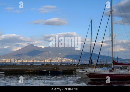 Italien, Neapel, Blick über den Hafen Porticciolo Santa Lucia zum Vesuv Stockfoto