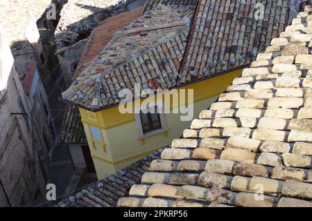 Die Dächer des kleinen Dorfes und das umliegende Tal vom Gipfel der Piccolomini-Burg in Capestrano (AQ) - Abruzzen Stockfoto