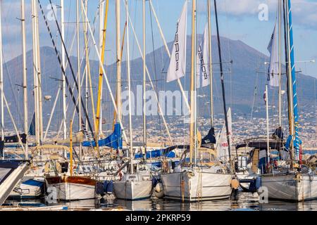 Italien, Neapel, Blick über den Hafen Porticciolo Santa Lucia zum Vesuv Stockfoto